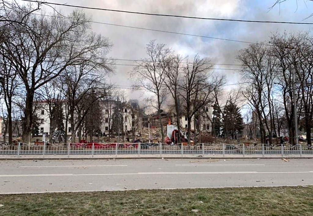 O saldo do bombardeio contra o teatro Mariupol