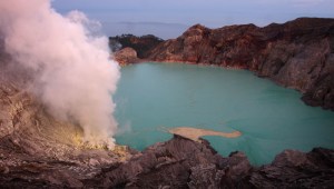 Descubre el volcán de "lava azul" de Indonesia