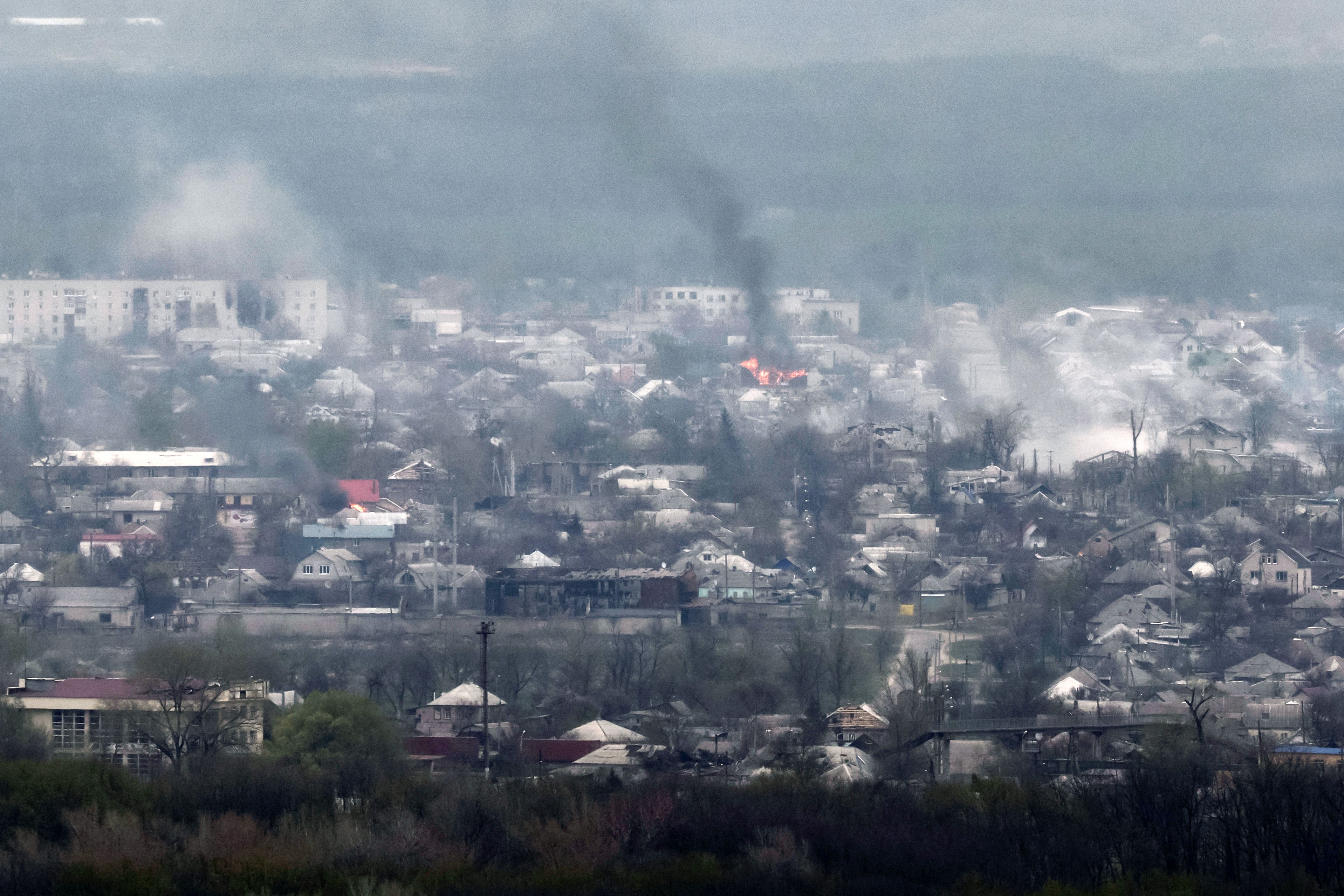 El humo se eleva sobre el horizonte de la ciudad en Rubizhne, Ucrania, el 18 de abril. (Ronaldo Schemidt/AFP/Getty Images)