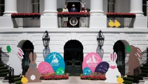 El presidente Joe Biden y la primera dama Jill Biden aparecen con el Conejo de Pascua en la Casa Blanca el 5 de abril de 2021 en Washington D. C.