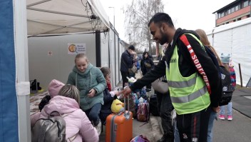 Extranjeros ayudan a refugiados ucranianos en Hungría