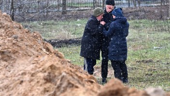 Las imágenes espeluznantes que llegan de una fosa común en Ucrania