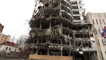 Destrucción y terror: CNN recorre Járkiv tras el asedio ruso