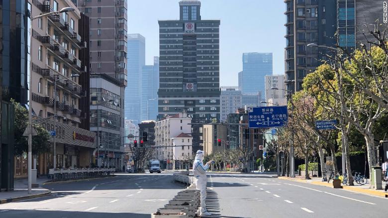 In the image, a worker stands in the middle of the streets of the city of Shanghai on April 4, which is in confinement due to covid-19.