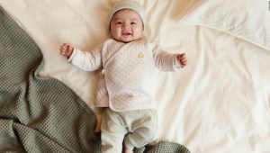H&M lanza una nueva colección de ropa para bebé hecha con algodón 100% orgánico que se puede compostar una vez que se deja de usar.