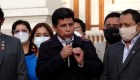 Castillo da marcha atrás la inmovilización en Perú