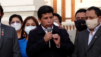 Castillo da marcha atrás la inmovilización en Perú