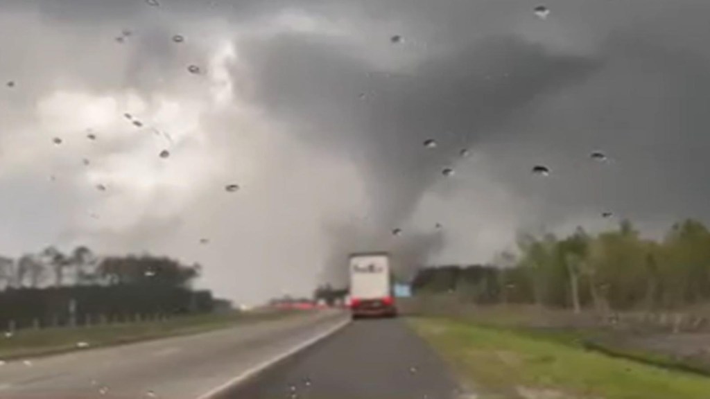 Heavy rains, winds and tornadoes affect several states in the US.