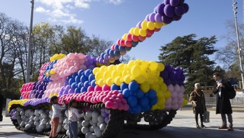 Un tanque hecho de globos por la paz en Ucrania