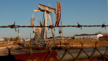 Petróleo de EE.UU. cae por debajo de los US$100