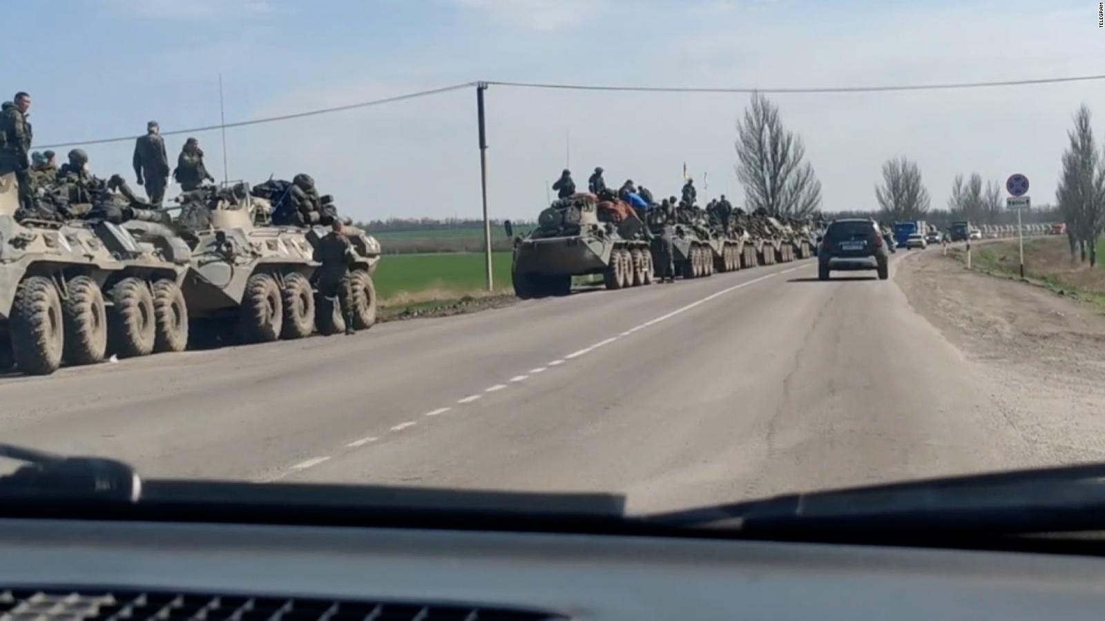 Mira la larga columna de vehículos militares rusos que se dirige al Donbás