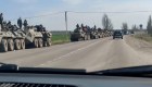 Mira la larga columna de vehículos militares rusos que se dirige al Donbás