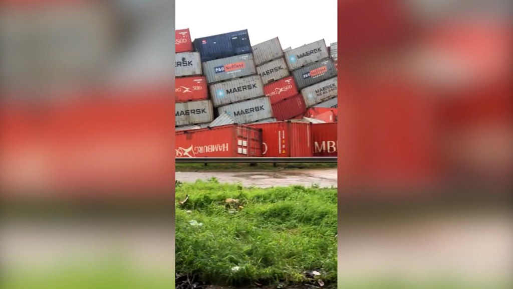 Así se desplazaron decenas de contenedores por inundaciones