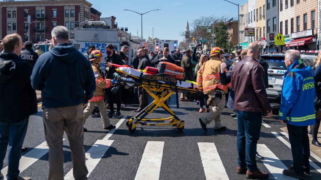 Pánico en Brooklyn: las imágenes del tiroteo en el metro