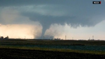 Tormentas con tornados azotan Iowa y Texas