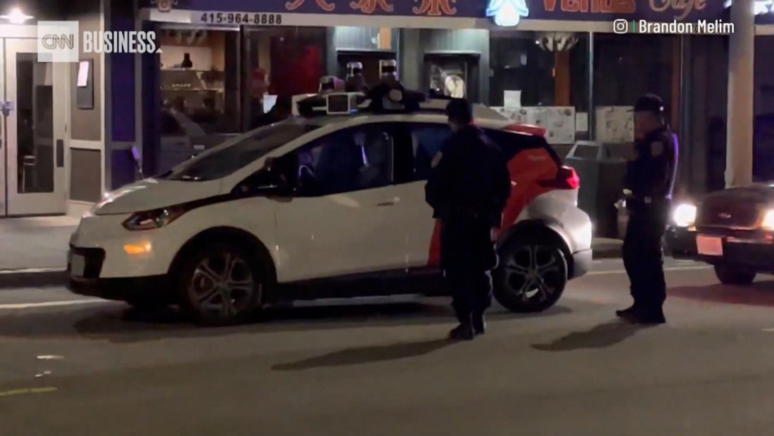 Policía detiene un auto y descubre que no tiene conductor