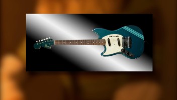 Subastan icónica guitarra azul de Kurt Cobain