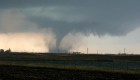 Video capta momento en que un tornado toca tierra