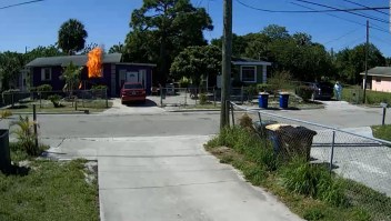 Un hombre arroja cócteles molotov a una casa en Florida