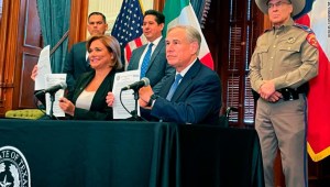 El gobernador de Texas, Greg Abbott, firma un acuerdo de seguridad fronteriza con la gobernadora de Chihuahua, Maru Campos Galván, en Austin, Texas, el jueves.