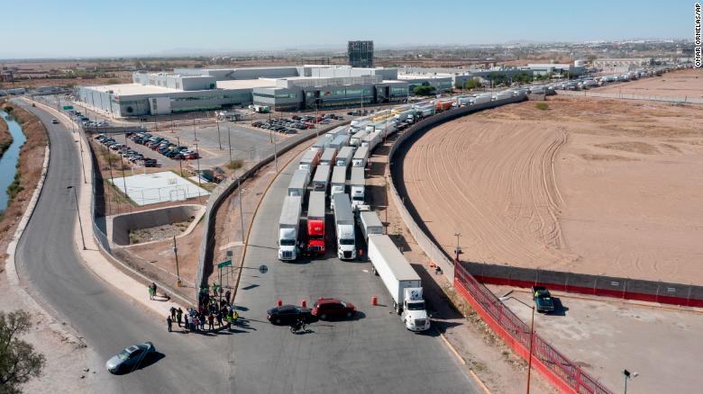 Una larga fila de camiones se ve detenida en el Puente Internacional Zaragoza, uno de los dos puertos de entrada en Ciudad Juárez que van hacia los Estados Unidos el 12 de abril.
