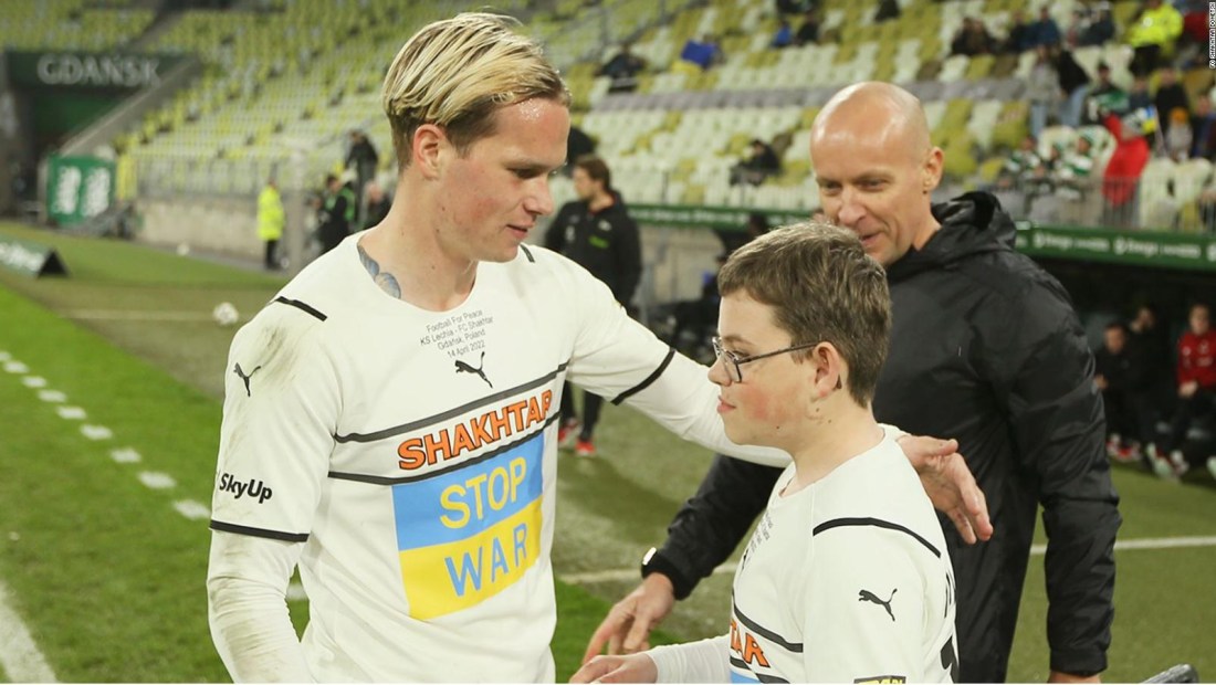 Un refugiado ucraniano de 12 años marca gol en partido benéfico