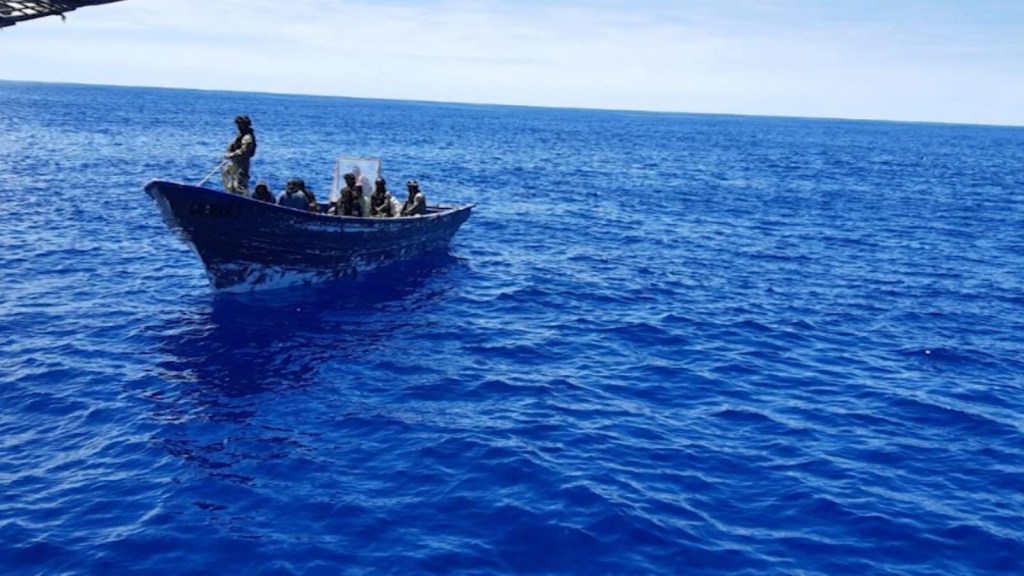 Infantes de marina mexicanos incautan miles de kilogramos de droga en persecución acuática