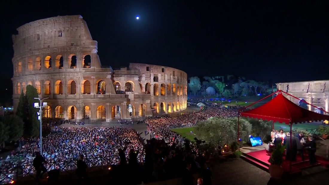 Viacrucis de Viernes Santo regresa al Coliseo romano