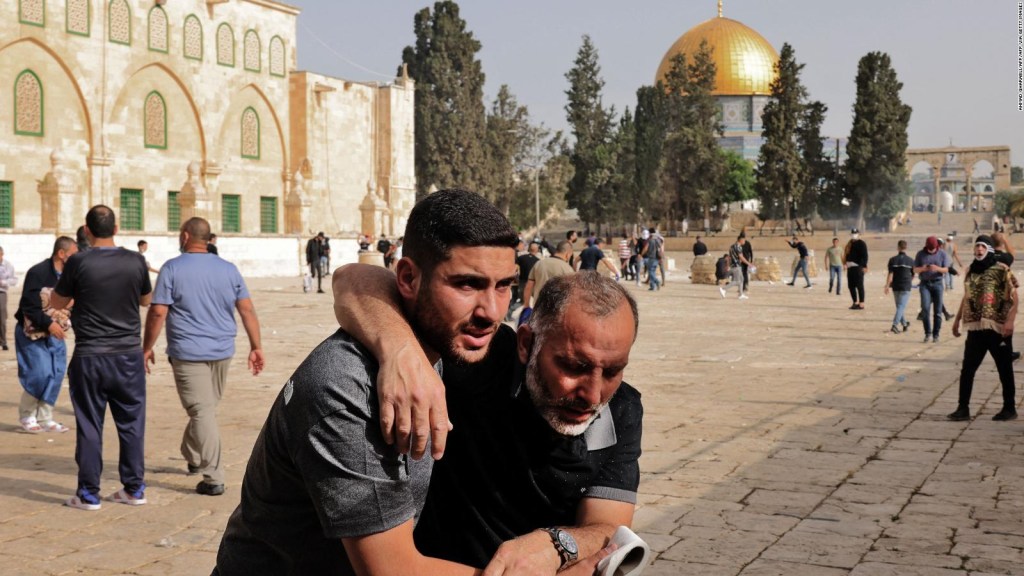 Video capta tensos momentos durante el enfrentamiento en una mezquita de Jerusalén
