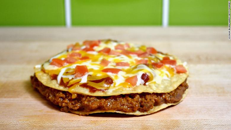 La Pizza Mexicana (en la imagen) de Taco Bell vuelve el 19 de mayo.