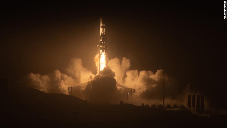 Un cohete Falcon 9 de SpaceX lanzó a las 6:13 a.m. PT, en la Base de la Fuerza Espacial Vandenberg, California.