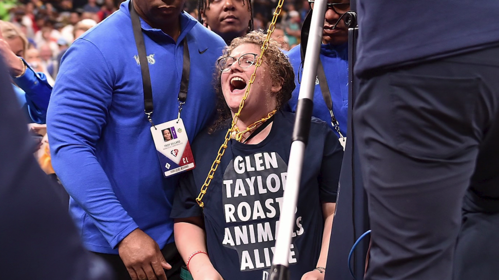 Activista se encadenó al soporte de un aro de NBA y detiene el juego