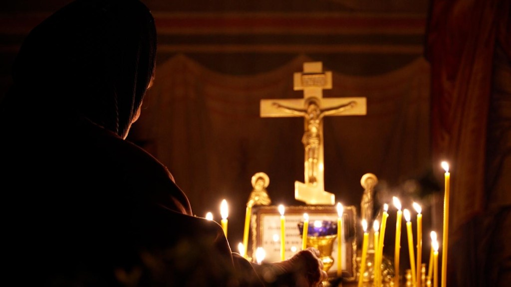 Ukrainians pray before threat of invasion in Donbas