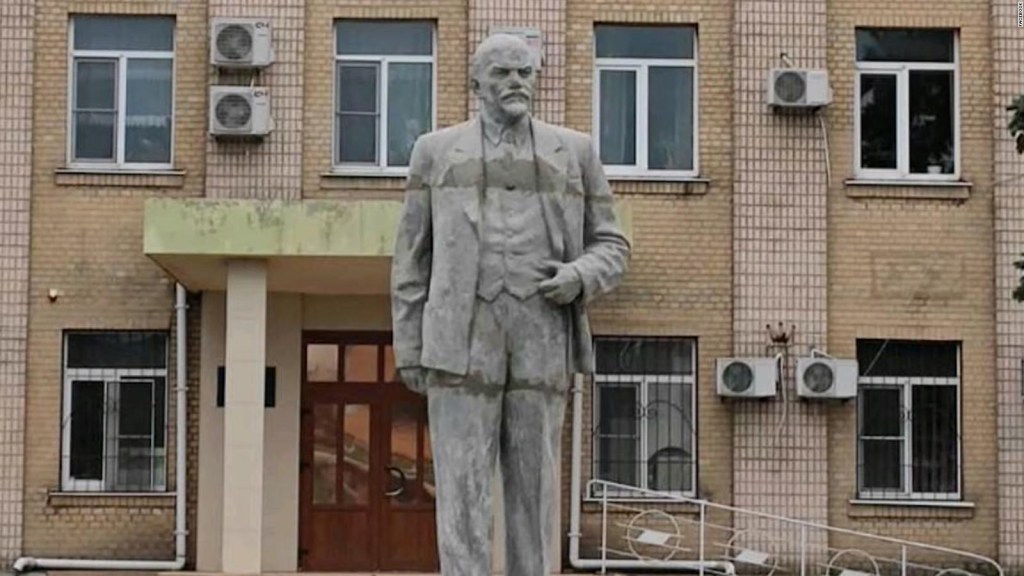 A statue of Lenin is reinstated in a Ukrainian city