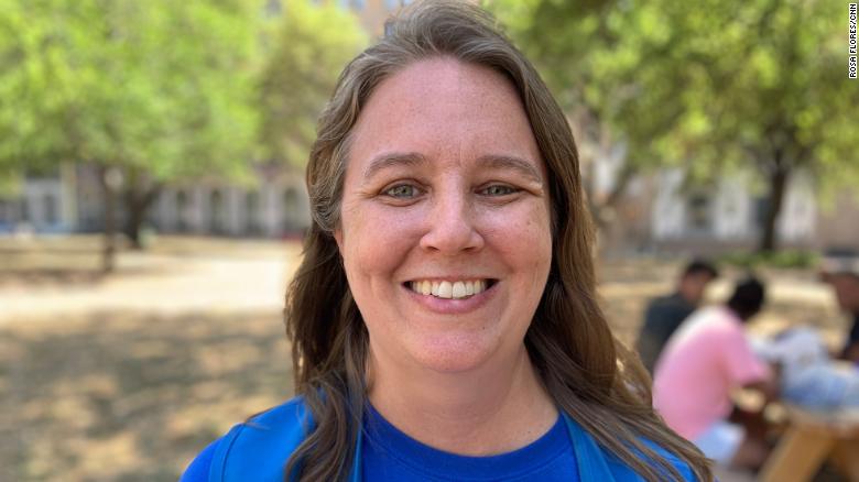 Katie Myers, voluntaria de la Interfaith Welcome Coalition, empezó a trabajar como voluntaria en 2018 preparando sándwiches para los migrantes, dijo. Ahora, coordina a todos los voluntarios de la estación de autobuses y del parque.