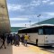 Autobuses como estos dejan a cientos de migrantes en el aeropuerto de San Antonio cada día. Dentro de la terminal del aeropuerto hay estaciones de carga de teléfonos para que los migrantes puedan cargar sus dispositivos.