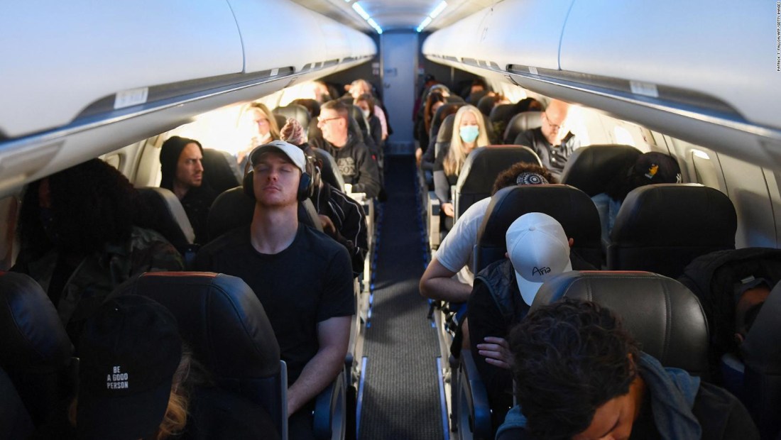 Escucha la opinión de pasajeros de avión sobre la mascarilla