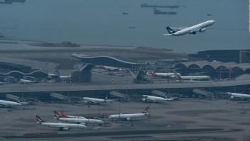 Restricciones por covid-19 impactan Hong Kong como centro de aviación