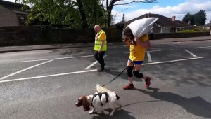 Un hombre y su perrita compitieron en una carrera cargando carbón