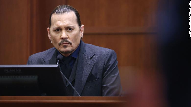 Johnny Depp durante su testimonio el 21 de abril.
