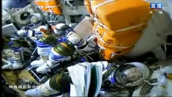 El momento en que astronautas chinos regresan a la Tierra