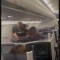 Video muestra a Mike Tyson golpeando a pasajero a bordo de avión