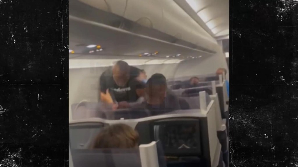 Video muestra a Mike Tyson golpeando a pasajero en avión
