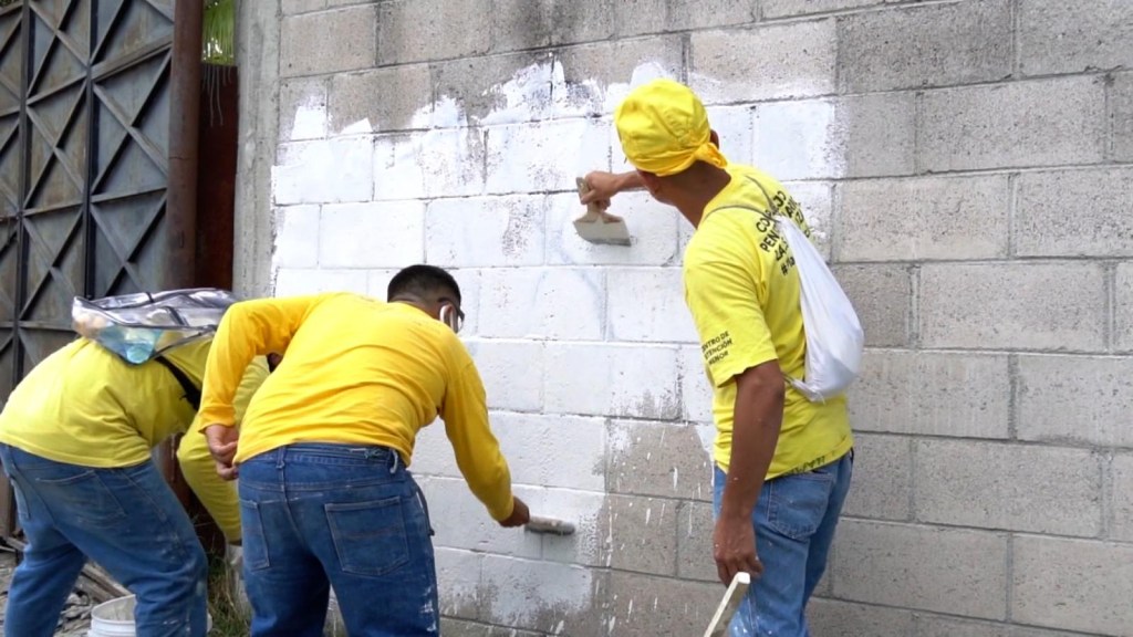 Borran grafitis de pandillas en El Salvador