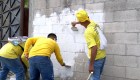 Borran grafiti de pandillas en El Salvador