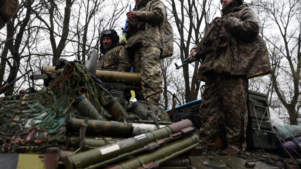 Soldados ucranianos entrenan con nuevo armamento en el exterior