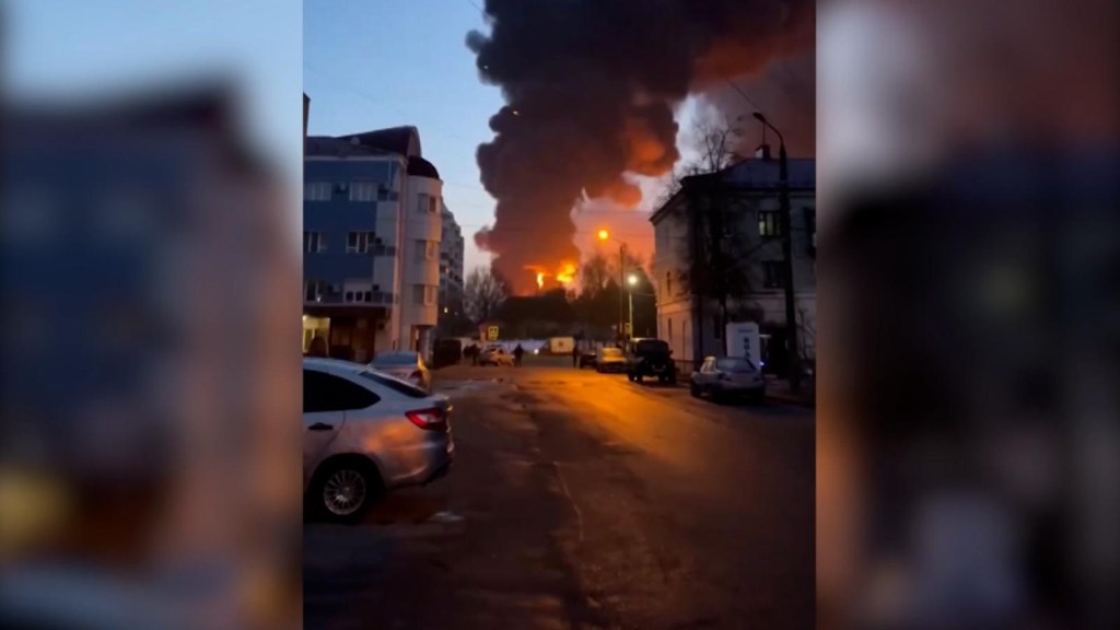 El momento del incendio de depósito de combustible ruso