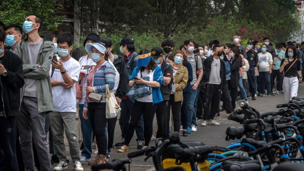 Una fila de personas en Beijing, capital de China, para someterse a una prueba de covid-19