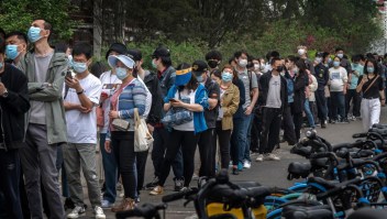 Una fila de personas en Beijing, capital de China, para someterse a una prueba de covid-19
