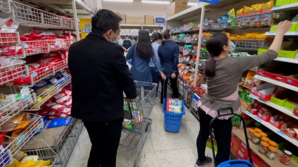 Panic buying in Beijing before possible confinement